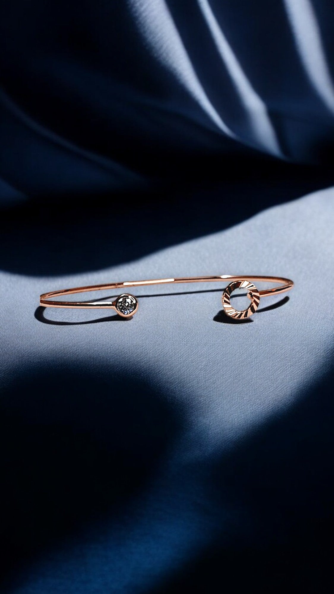 Circle Charm Minimal Bracelet