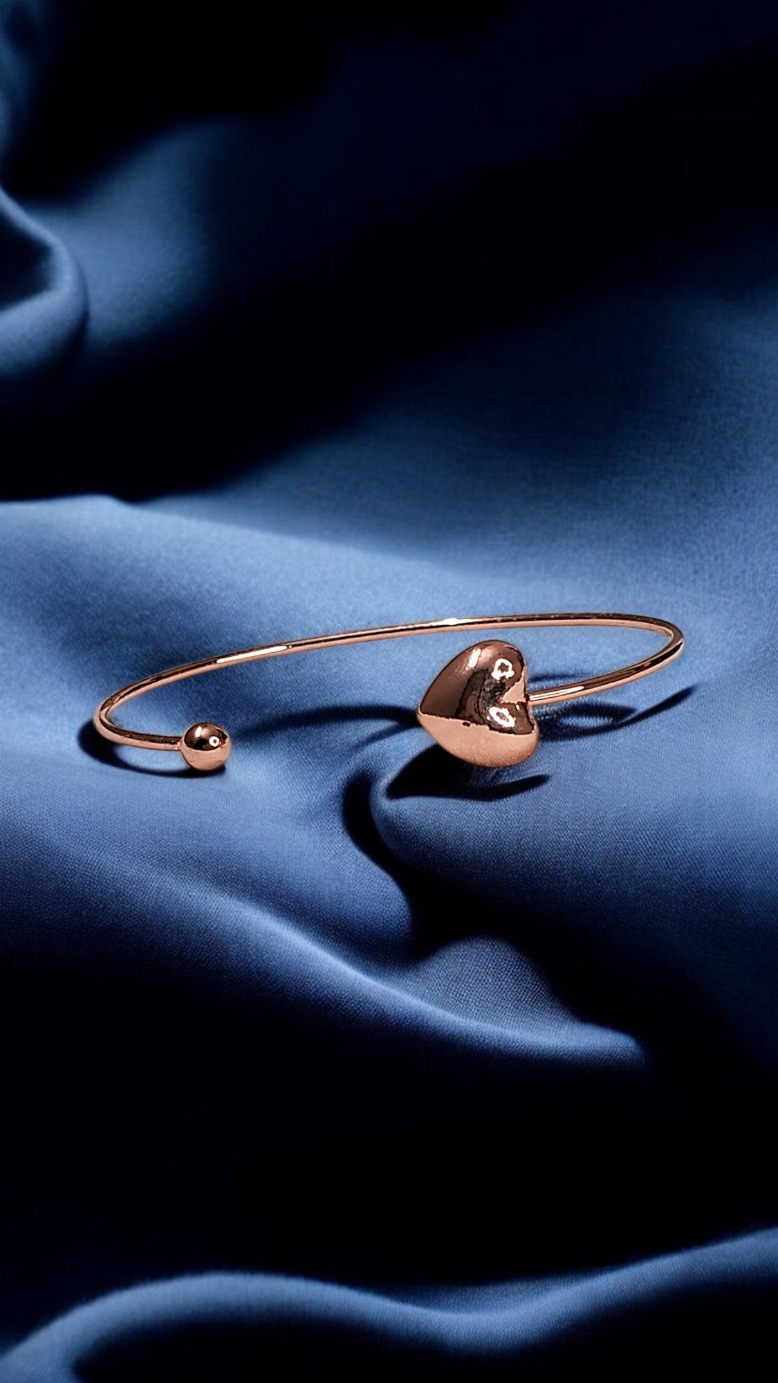 HEARTFELT HUG — Minimalist Love Bangle