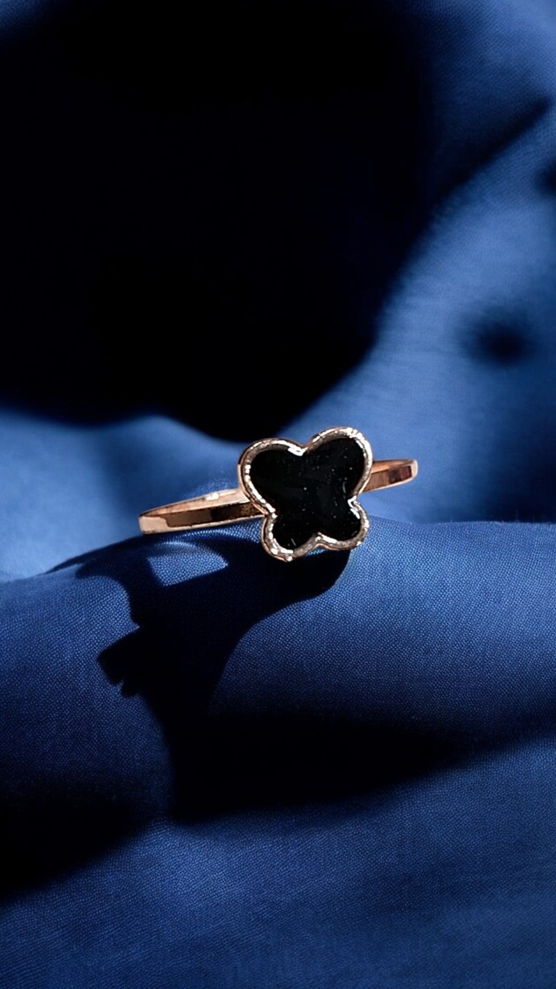 Midnight Clover Finger Ring