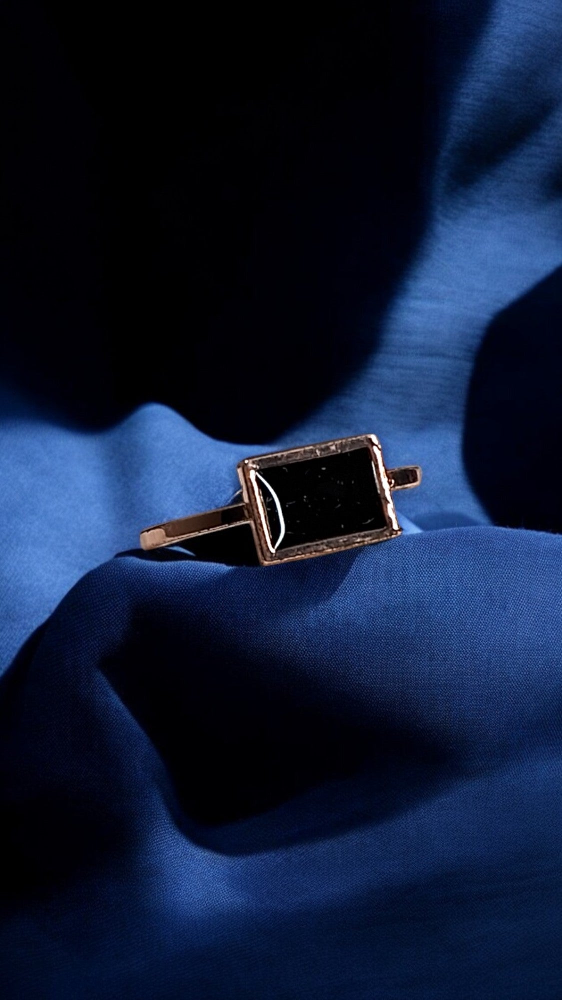 Midnight Frame Finger Ring