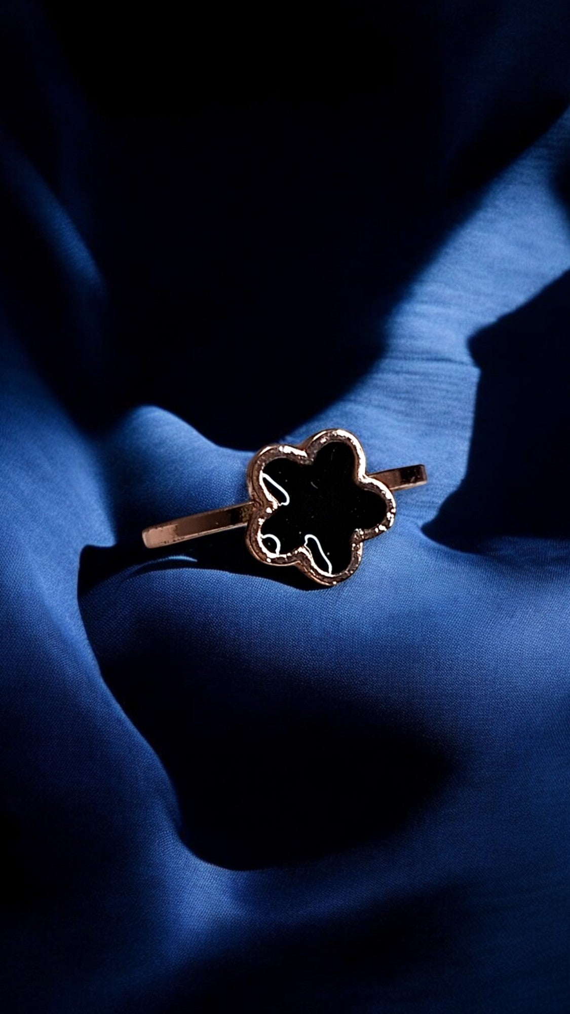 Noir Bloom Finger Ring