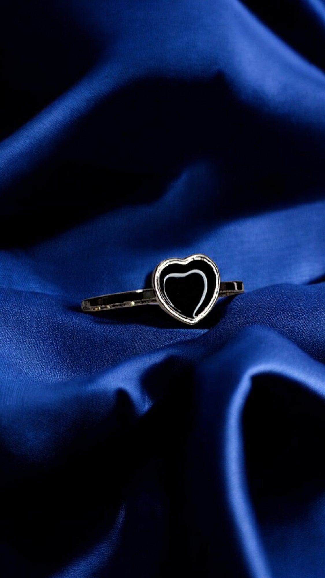 Noir Heartbeat Finger Ring