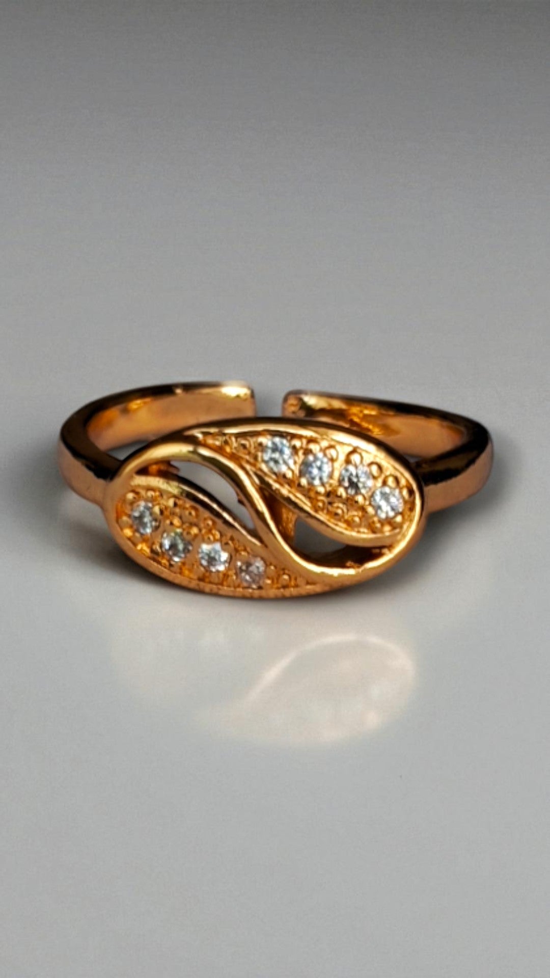 Golden Wave Luxe Finger Ring