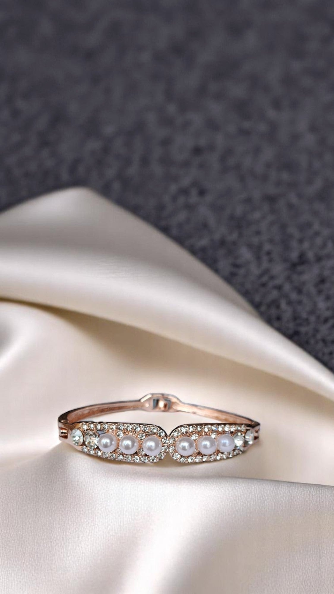Korean Vintage Pearl Glow Bracelet š«